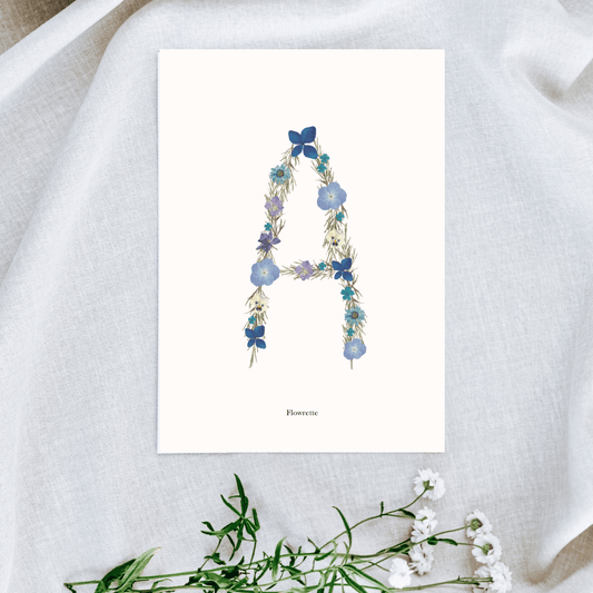 Affiche A5 herbier lettre bleue, typographie florale sur fond neutre - Flowrette