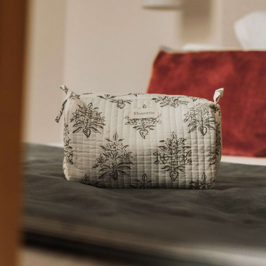 Trousse de toilette Bally, vue d'ensemble sur fond neutre - Flowrette