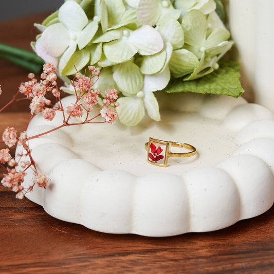 Bague Capucine en acier inoxydable plaqué or, avec des fleurs séchées, bijou floral artisanal élégant - Flowrette