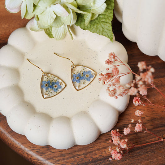 Boucles d'oreilles Almée en acier inoxydable plaqué or, avec des fleurs séchées, bijou floral artisanal élégant - Flowrette