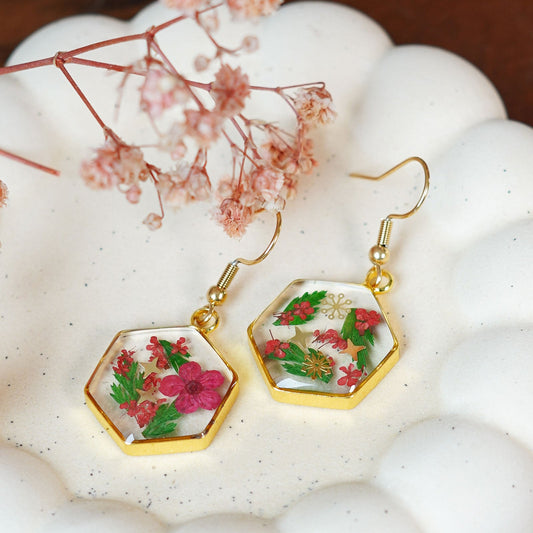 Boucles d'oreilles Noëlle en acier inoxydable plaqué or, avec des fleurs séchées, bijou floral artisanal élégant - Flowrette
