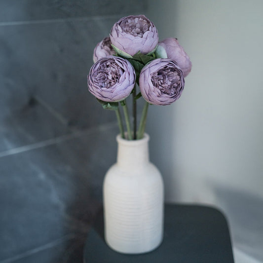 Bouton de pivoine en papier mauve
