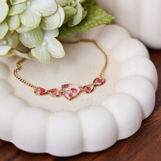 Bracelet Capucine en acier inoxydable plaqué or, avec des fleurs séchées, bijou floral artisanal élégant - Flowrette