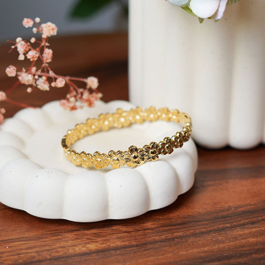 Bracelet Marguerite en acier inoxydable plaqué or, bijou floral artisanal élégant - Flowrette
