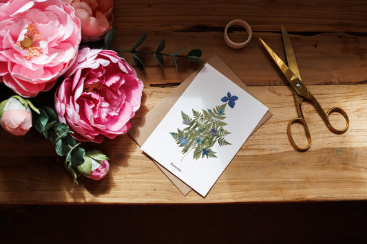 Carte postale Sapin de Noël Bleu, illustration festive aux tons bleus - Flowrette