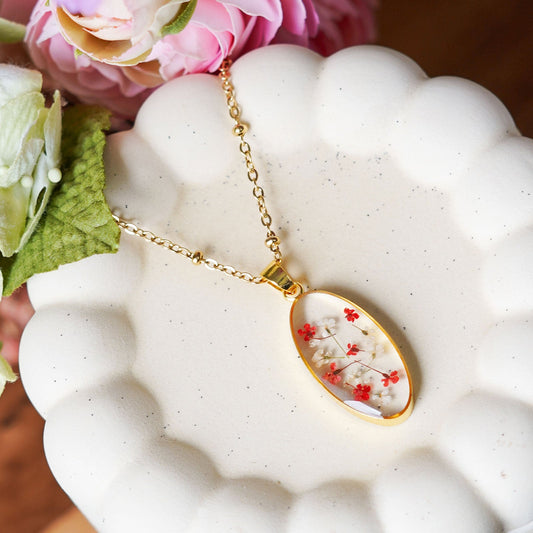 Collier Capucine en acier inoxydable plaqué or, avec des fleurs séchées, bijou floral artisanal élégant - Flowrette