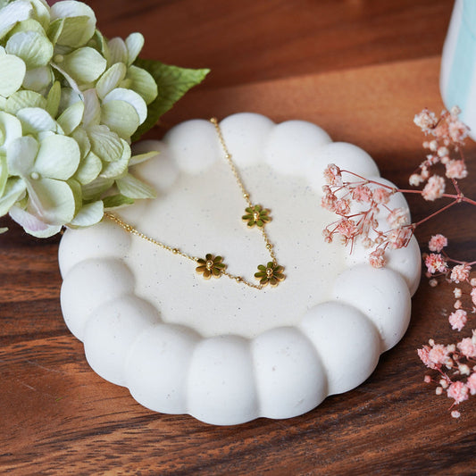Collier Marguerite en acier inoxydable plaqué or, bijou floral artisanal élégant - Flowrette