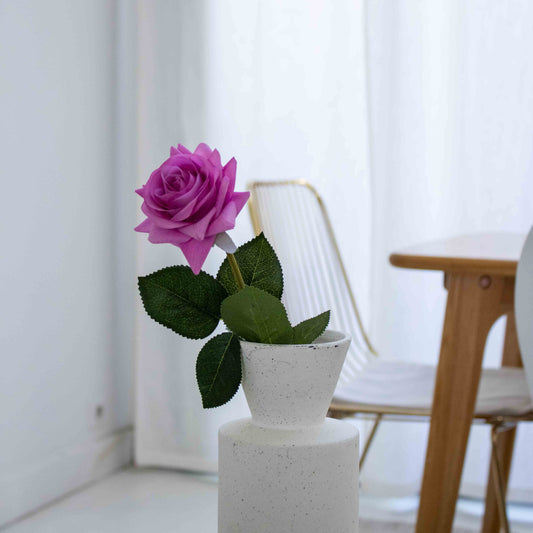 Petite rose violette artificielle à la tige, vue d'ensemble de la fleur réaliste - Flowrette