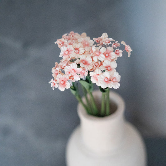 Scaévola en papier pêche, fleur artisanale aux tons abricot vue de face - Flowrette