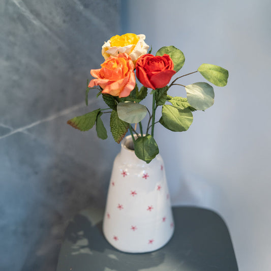 Trio de roses en papier, trois roses artisanales colorées vue de face - Flowrette