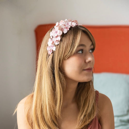 Serre-tête en papier rose, accessoire de coiffure mariage vue de face - Flowrette