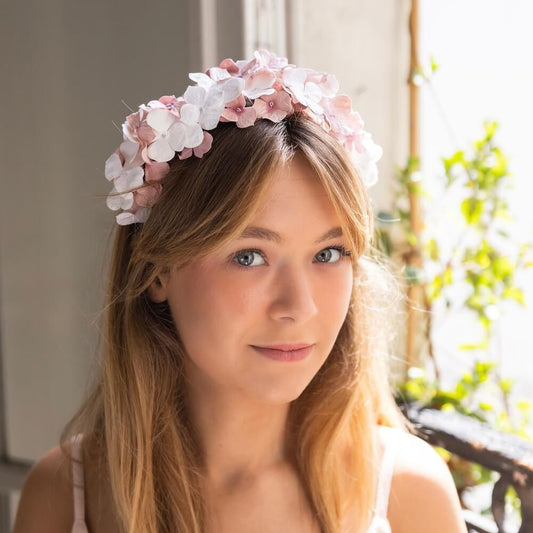 Serre-tête en papier blanc et rose taille L, accessoire de coiffure mariage vue de face - Flowrette