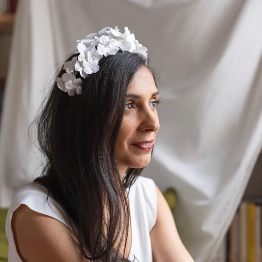Serre-tête en papier blanc taille L, accessoire de coiffure mariage vue de face - Flowrette