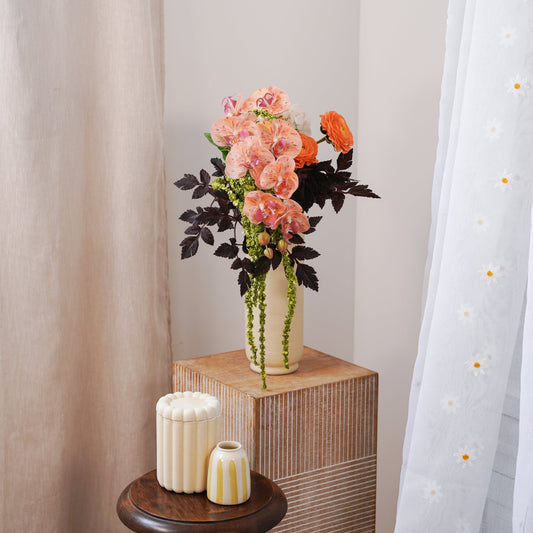 Bouquet de fleurs artificielles Agathe, vue de la composition dans un grand vase élégant - Flowrette
