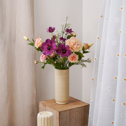 Bouquet de fleurs artificielles Marjorie, vue de la composition dans un grand vase élégant - Flowrette