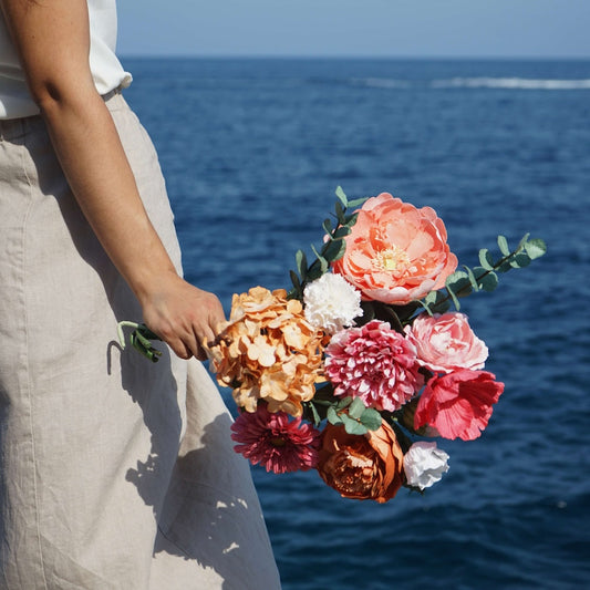 Bouquet fleurs en papier Caravaggio, composition dramatique tons sombres - Flowrette