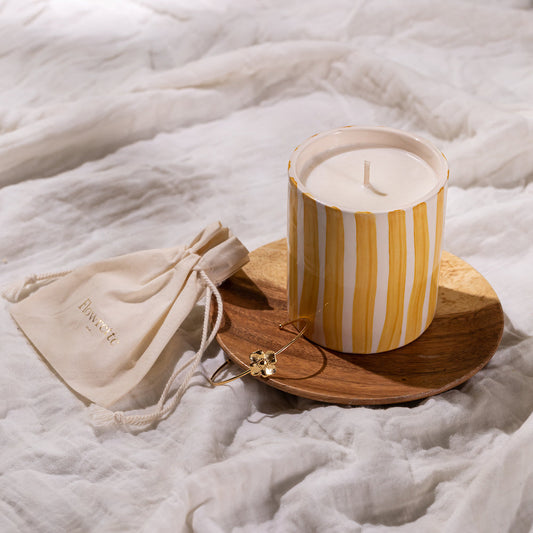 Coffret tendresse avec bougie et fleurs, vue de face - Flowrette