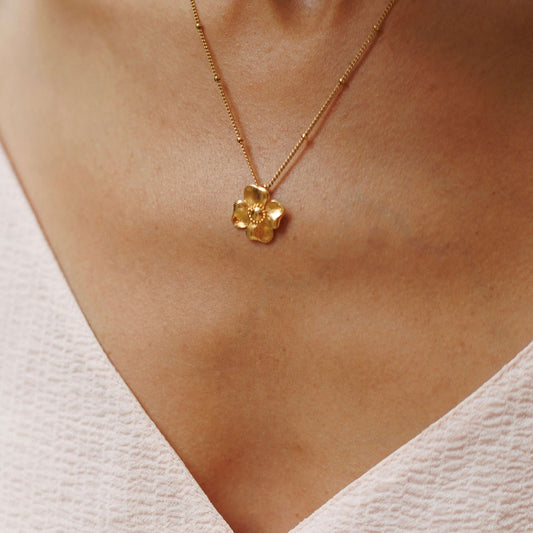 Collier Bertille pendentif fleuri, vue de face médaillon doré - Flowrette