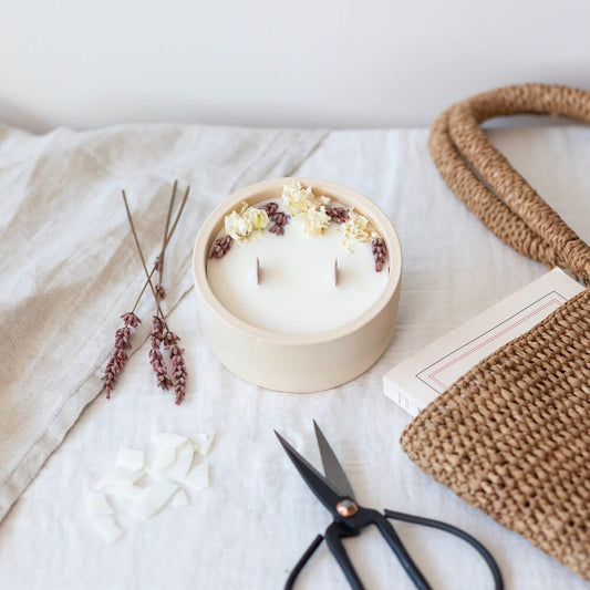 Kit DIY bougie fleurie, ajout des fleurs séchées dans la bougie - Flowrette
