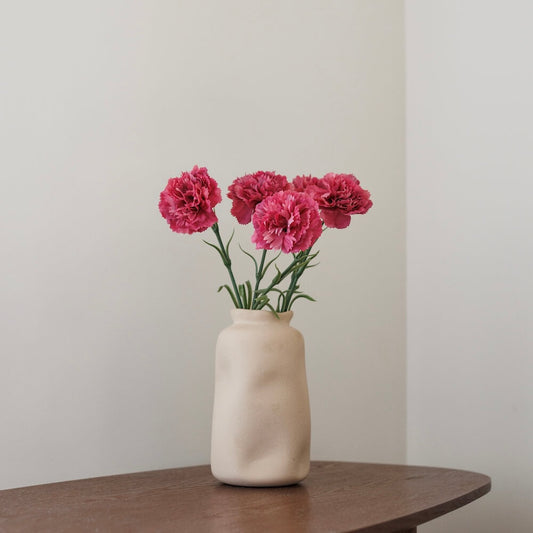 Oeillet rose foncé artificiel, vue de face pétales frangés réalistes - Flowrette