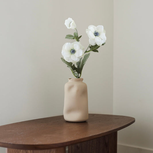 Anémone blanche artificielle, vue de face pétales immaculés et cœur noir - Flowrette