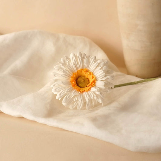 Gerbera en papier blanc