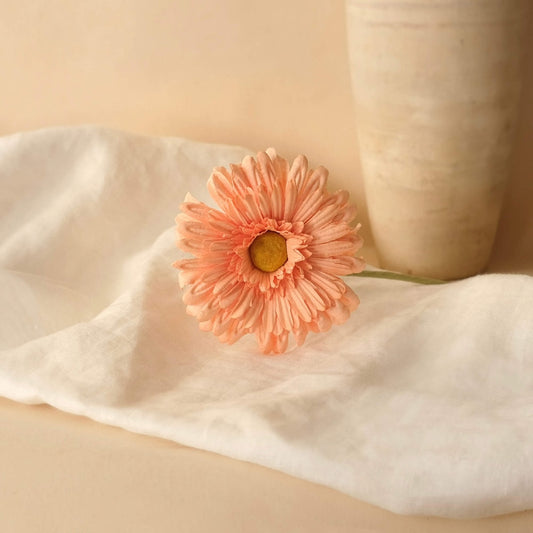 Gerbera en papier abricot