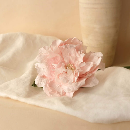 Pivoine en papier rose pâle