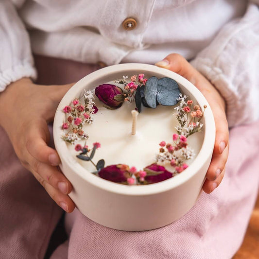 Bougie fleurie mûre et myrtille décorée de fleurs séchées, vue de face - Flowrette