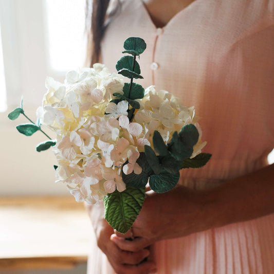 Bouquet en papier hortensia blanc, composition florale blanche pour mariage - Flowrette
