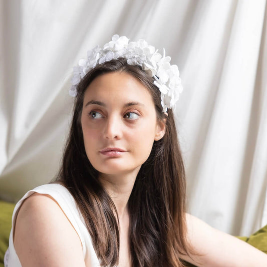 Serre-tête en papier blanc taille L, gros plan sur les fleurs en papier - Flowrette