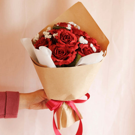 Bouquet en papier Passion, composition florale aux teintes rouges et roses vives - Flowrette