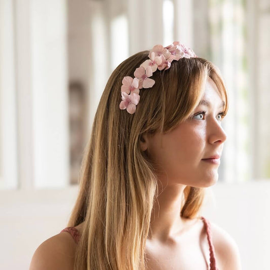 Serre-tête en papier rose, vue de face sur cheveux - Flowrette