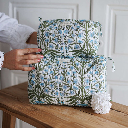 Trousse de toilette Mandawa, pochette en tissu imprimé vue de face - Flowrette